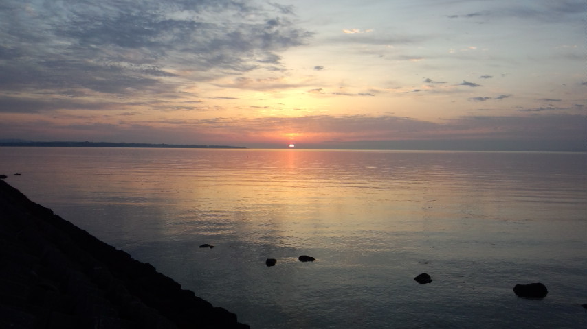 朝陽を浴びながら